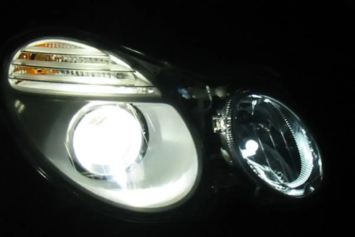 Reflektor samochodowy z jasnym światłem, porównanie xenon vs led.