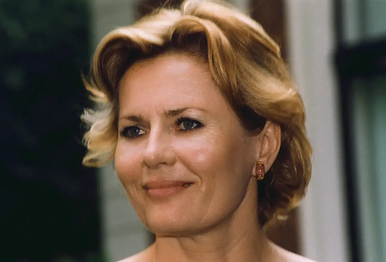 Uśmiechnięta Grażyna Szapołowska, aktorka, której wiek budzi zainteresowanie.