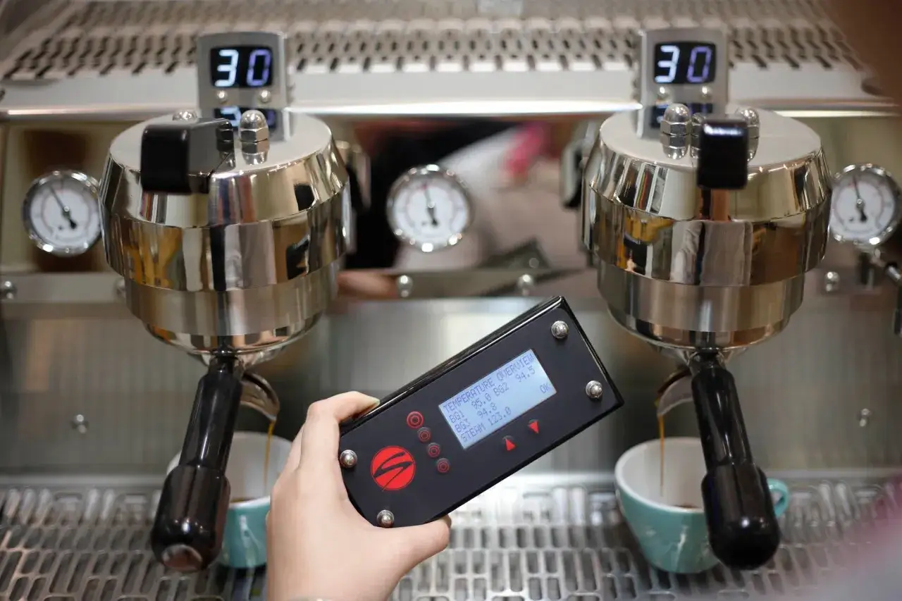 Die perfekte filterkaffee temperatur wird auf dem Display angezeigt, w&auml;hrend Espresso zubereitet wird.