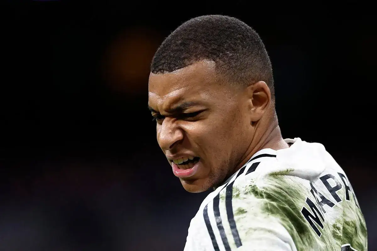 Piłkarz Kylian Mbapp&eacute; z wykrzywioną twarzą. Ile lat ma Mbapp&eacute;? W tym momencie ma 25 lat.