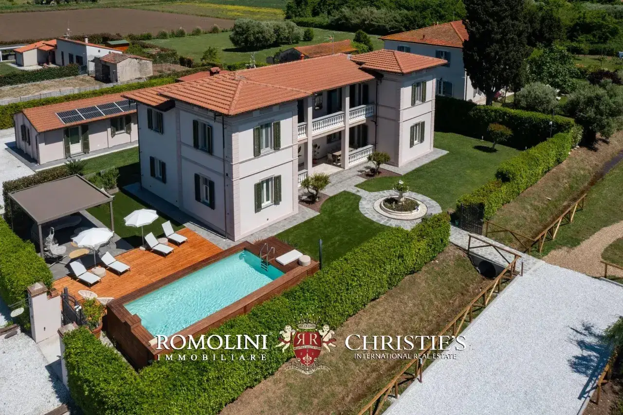 Splendida villa unifamiliare con piscina, giardino curato e fontana. Un'oasi di pace immersa nel verde.