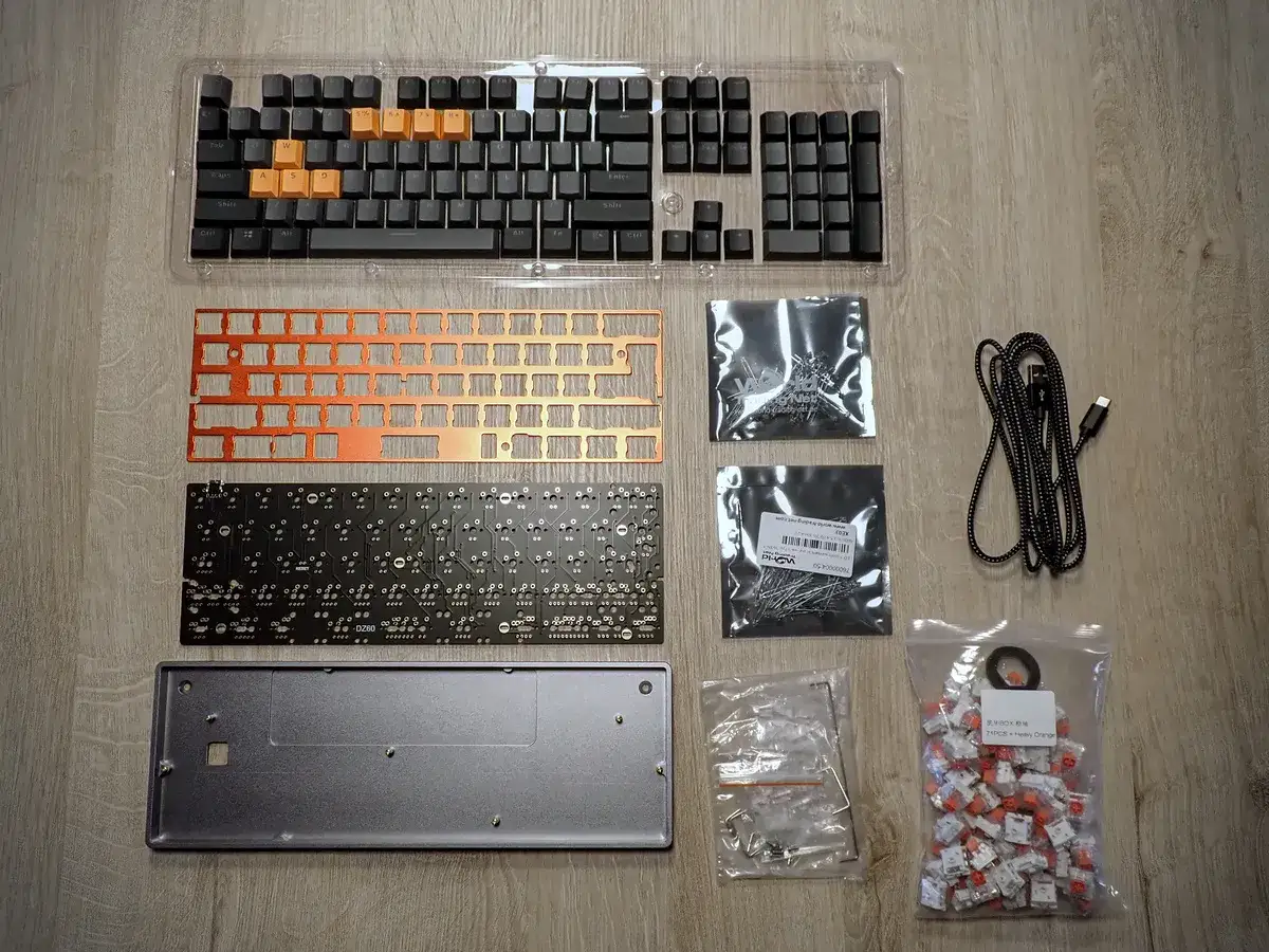 Klawiatura mechaniczna budowa: klawisze, płytka drukowana, płyta montażowa, przełączniki i kabel USB.