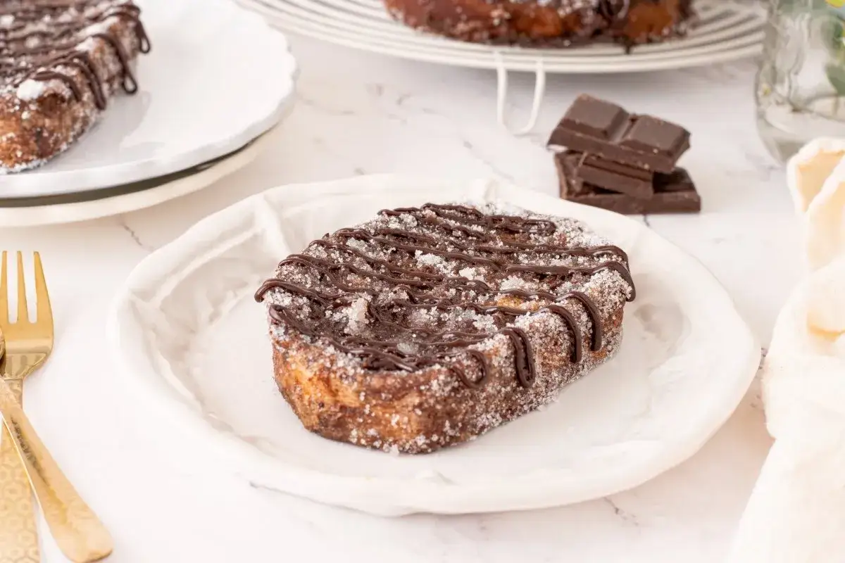 Torrijas de chocolate cubiertas de azúcar y bañadas en chocolate. ¡Un postre irresistible!