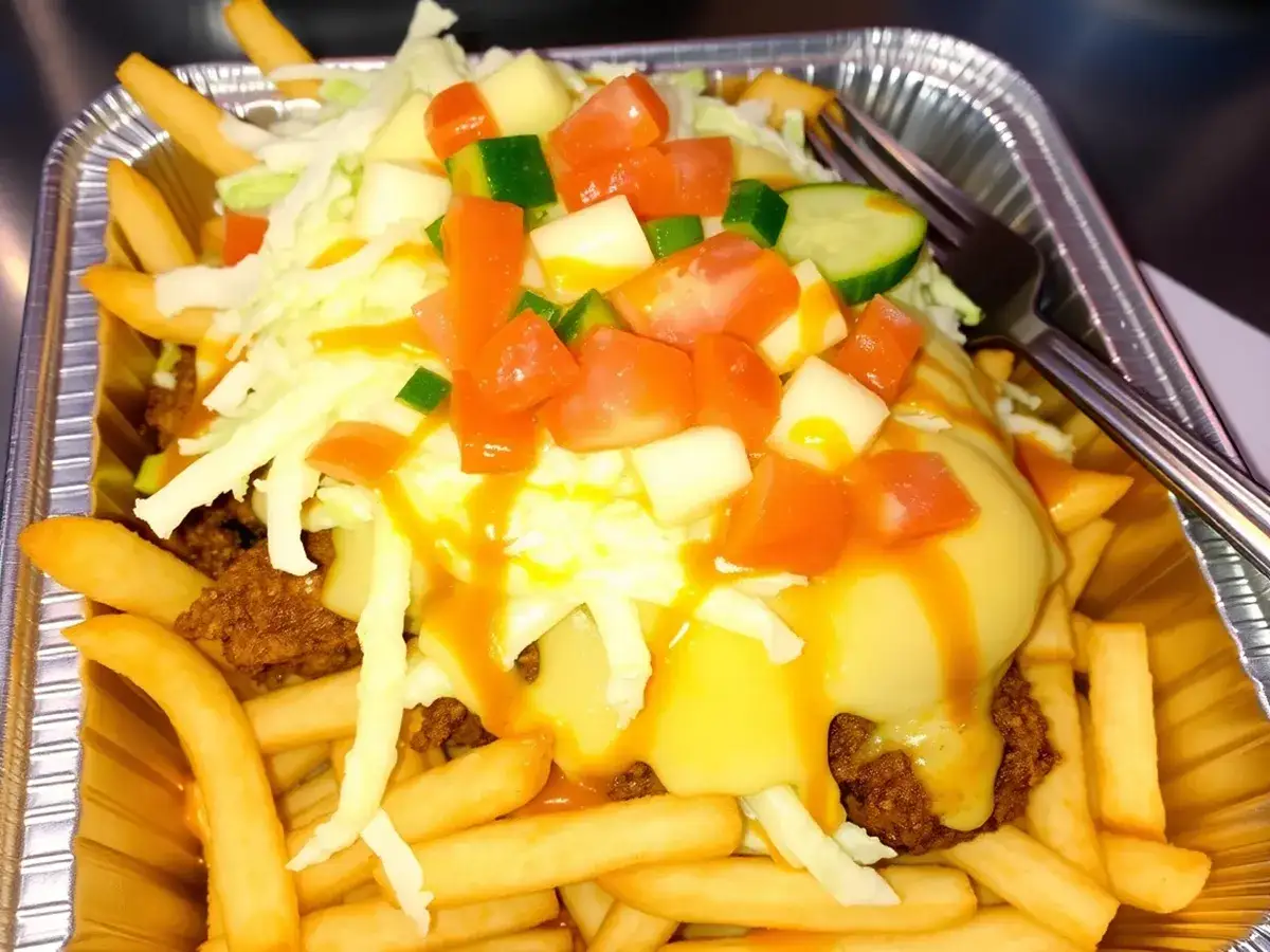 Pyszny kebab holenderski: frytki, mięso mielone, ser, warzywa i sos. Idealny na szybki posiłek.