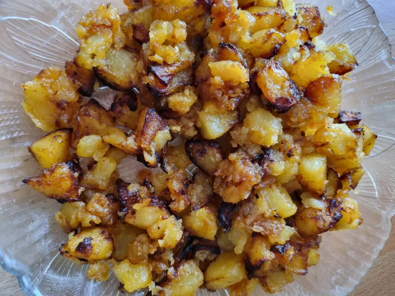 Pommes de terre croustillantes et dorées, préparées au Cookeo. Un délice simple et savoureux.