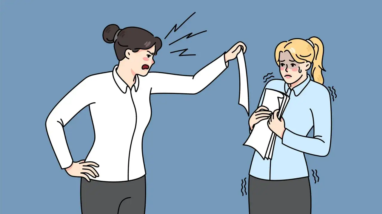 Wütende Frau hält Papier hoch, die andere zittert. Das ist die bossing definition: eine Person wird von einer anderen schikaniert.