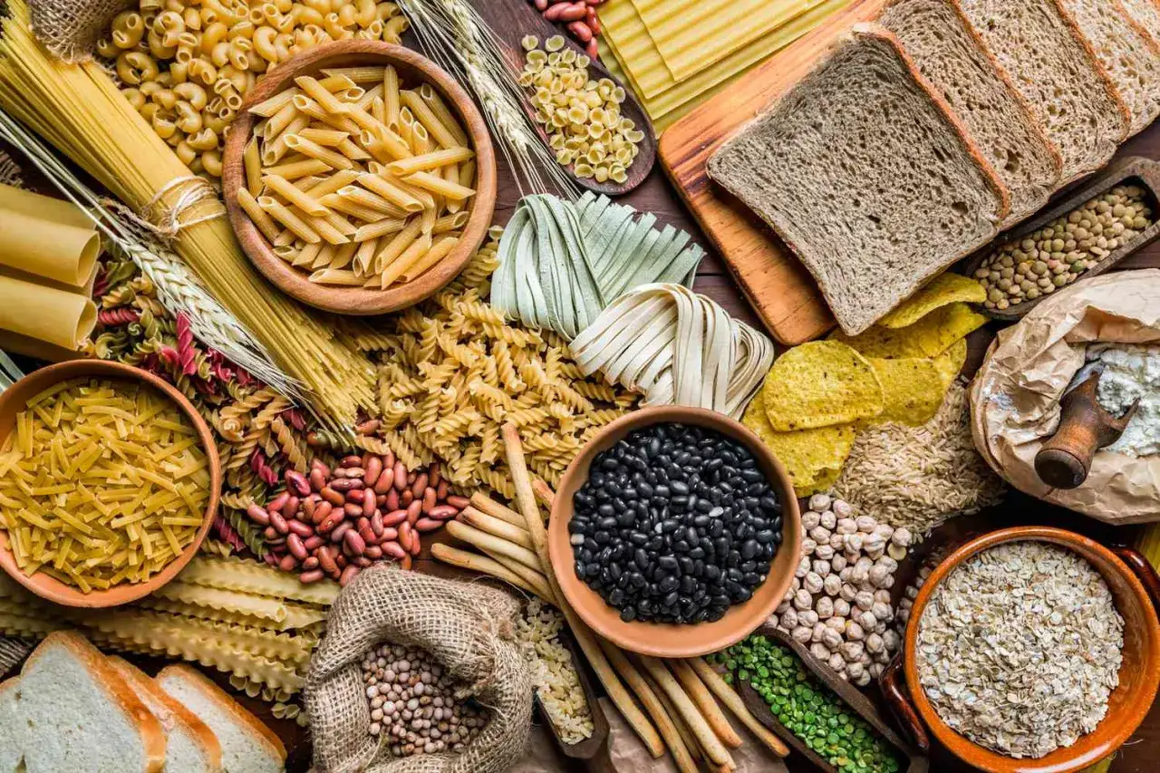 Pâtes, riz, pain, haricots, pois chiches, flocons d'avoine : voilà ce que sont les glucides, source d'énergie essentielle.