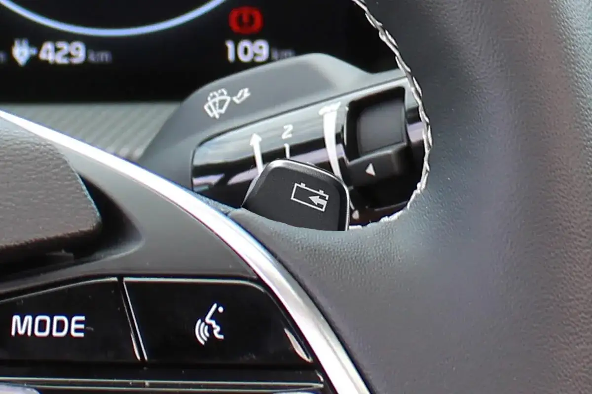 Bouton de batterie sur la palette au volant, pr&ecirc;t &agrave; g&eacute;rer l'&eacute;nergie du v&eacute;hicule.