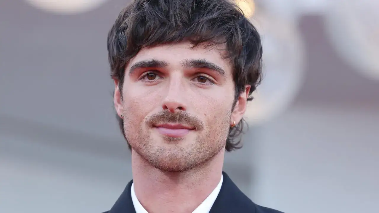 Primer plano de Jacob Elordi, con su caracter&iacute;stico estilo, luciendo un traje oscuro.