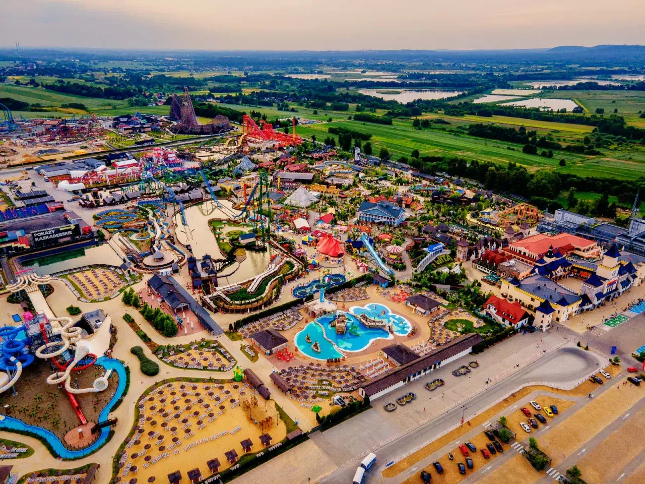 Widok z lotu ptaka na park rozrywki Energylandia. Mnóstwo atrakcji, zjeżdżalni i rollercoasterów. Wiele pozytywnych energylandia opinie potwierdza ten widok.