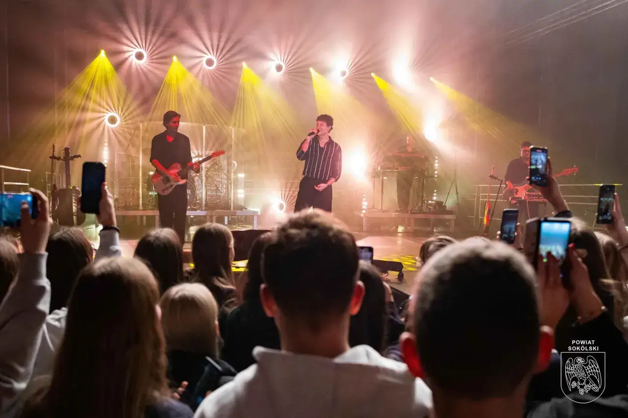 Oskar Cyms na żywo! Fani nagrywają jego koncert telefonami, a artyści dają z siebie wszystko na scenie.
