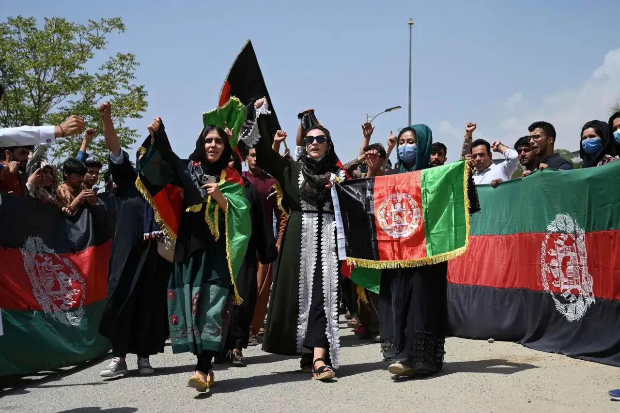 Menschen tragen die afghanische Flagge, ein Symbol der afghanischen Kultur, bei einer Demonstration.