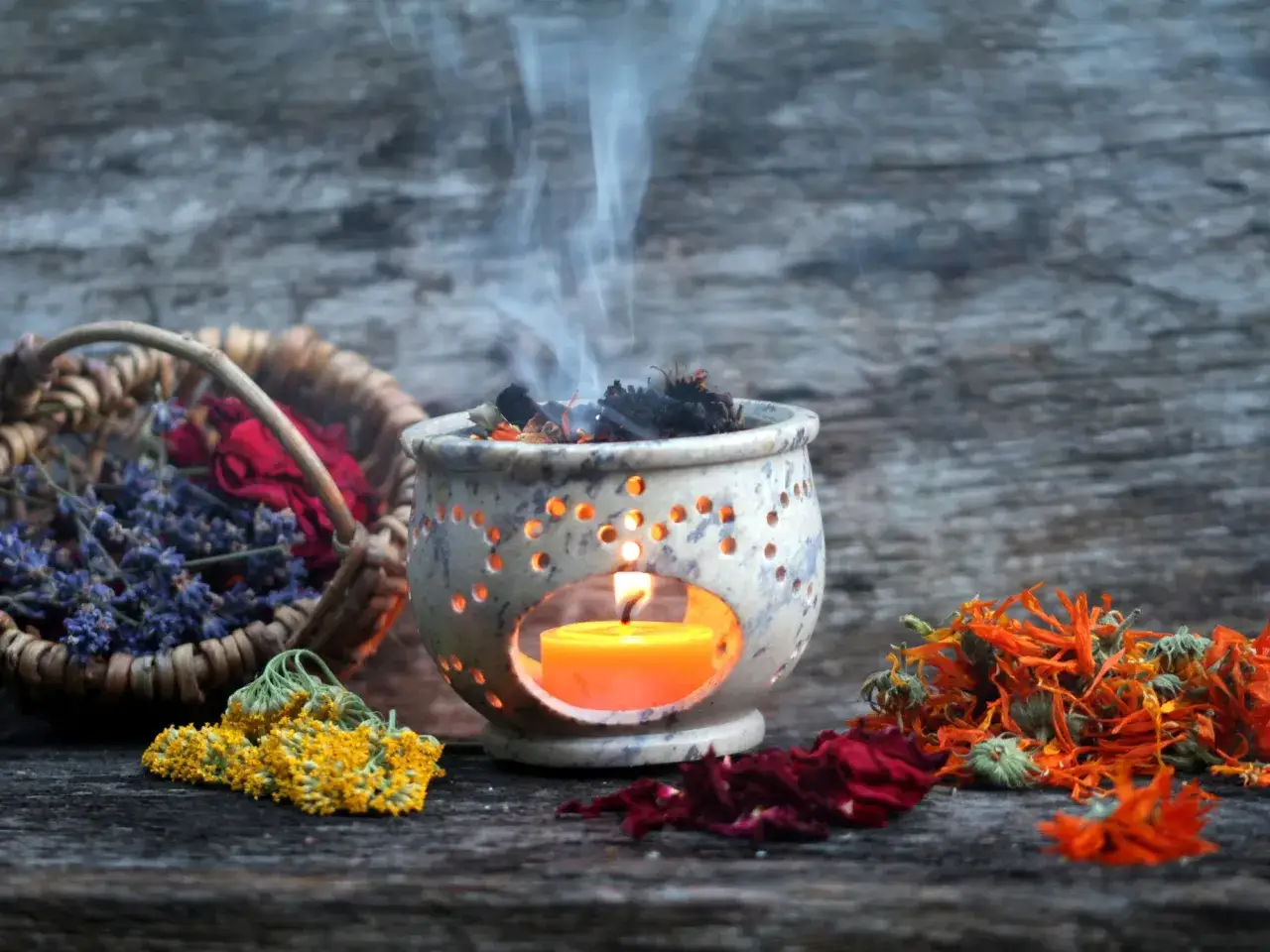 Aromas de lavanda, rosas y cal&eacute;ndula para saber como hacerme una limpieza energ&eacute;tica. Humo ascendente de incienso.
