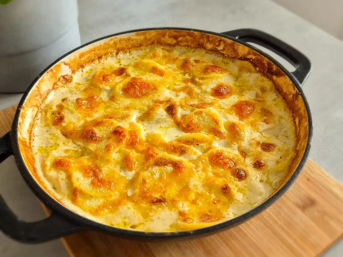 Ein goldbraunes Kartoffelgratin, perfekt für ein gemütliches Abendessen. Dieses Kartoffelgratin Rezept ist ein Klassiker.