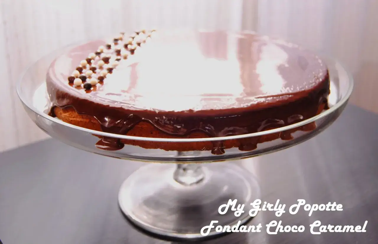 Gâteau au chocolat et caramel, un délice à faire fondre en bouche. Décoré de billes chocolatées.