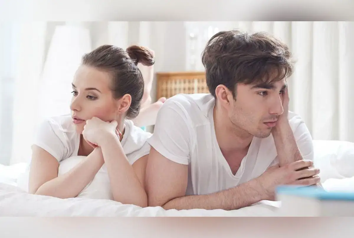 Un couple allong&eacute; dans un lit, le regard perdu. Elle pense que mon copain n'a plus de libido, lui semble pr&eacute;occup&eacute;.