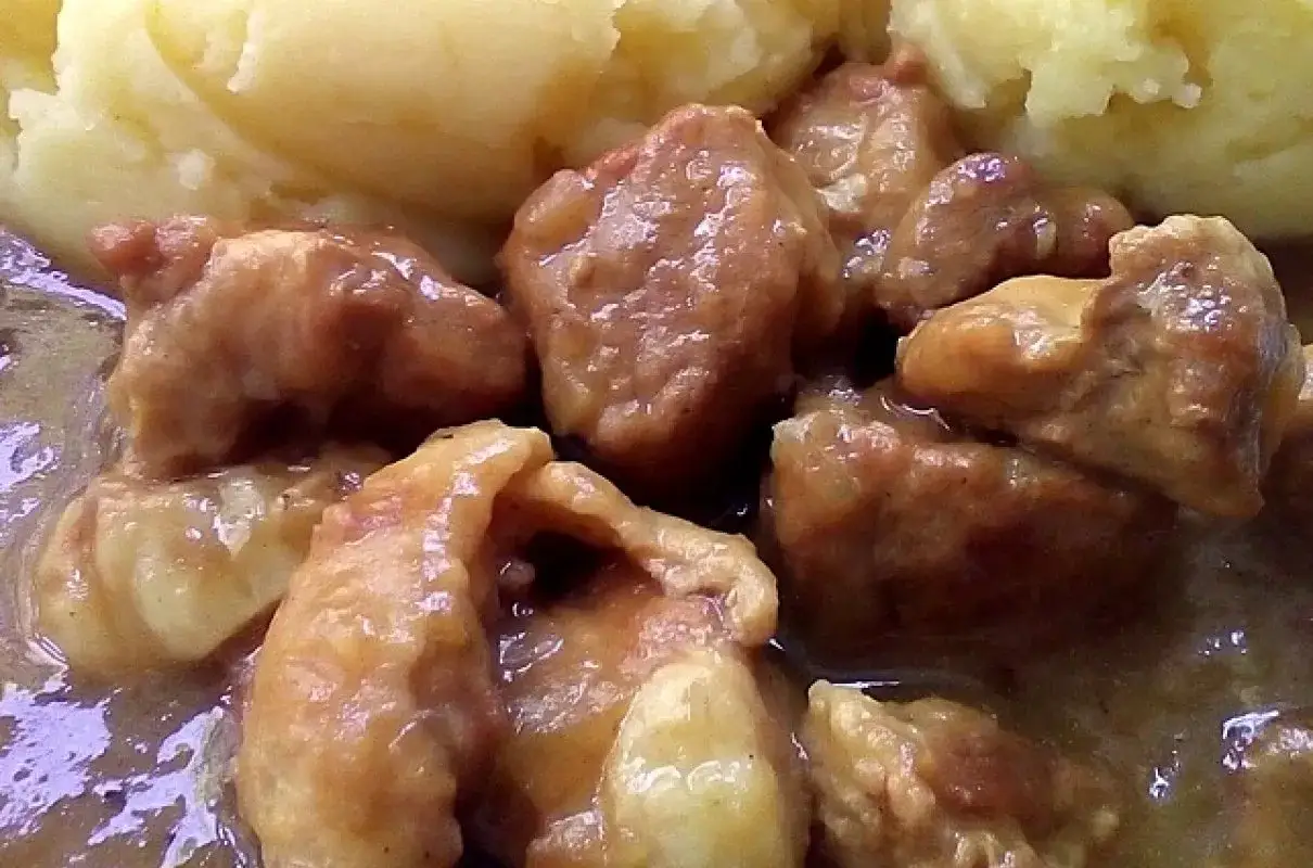 Gulasz z szynki wieprzowej w sosie własnym, podany z purée ziemniaczanym. Aromatyczne kawałki mięsa w gęstym sosie.