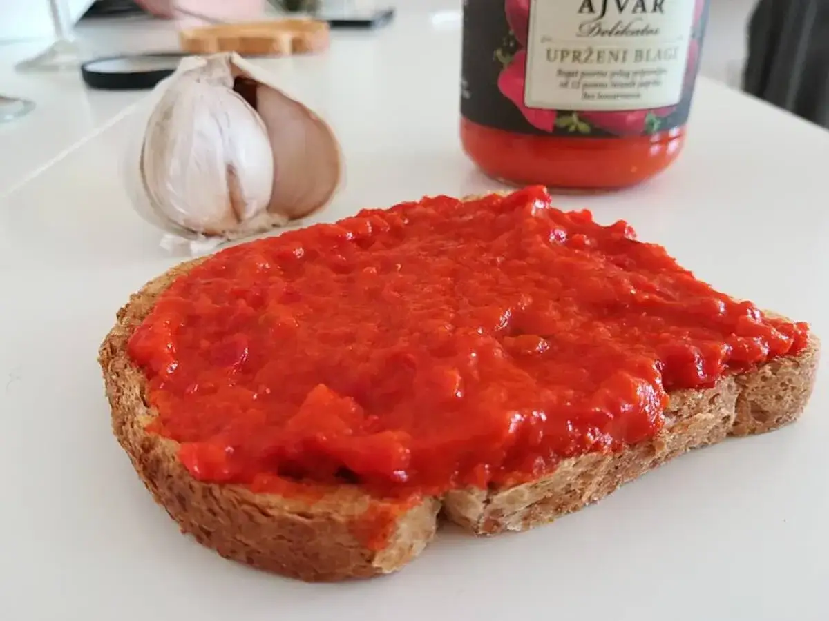 Ajvar do czego? Na kromce chleba z czosnkiem, idealny na śniadanie.