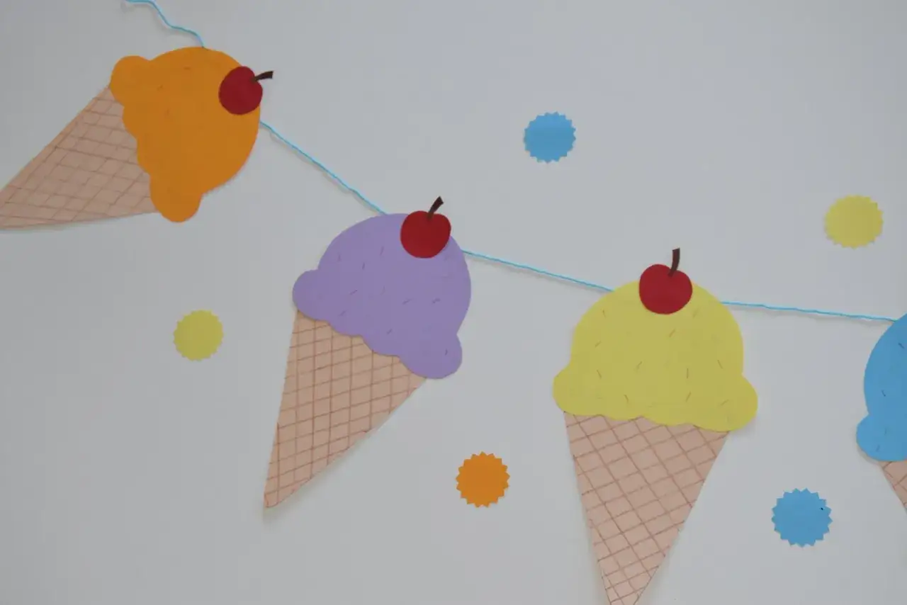 Bunte Papier-Eiscreme-Girlande, perfekt als eis basteln vorlage f&uuml;r Kinder. Mehrere Eist&uuml;ten in verschiedenen Farben mit Kirschen.