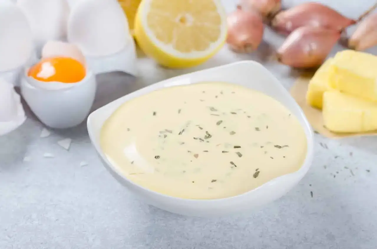 Sauce béarnaise recette : une sauce onctueuse aux herbes, avec des ingrédients frais comme des œufs, du citron, des échalotes et du beurre.
