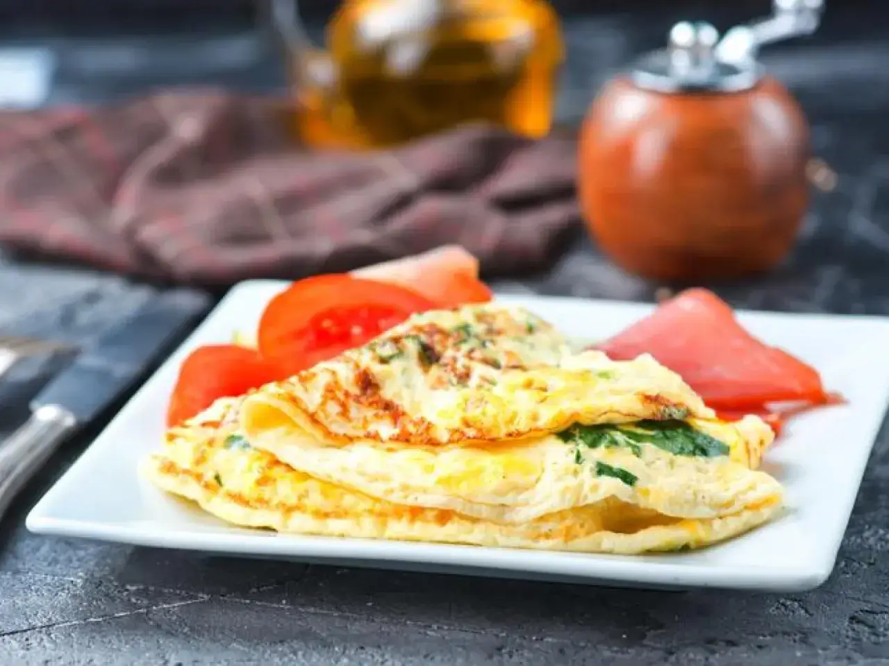 Tortilla francesa con tomate y hierbas. ¡Cuidado, la tortilla francesa engorda si no se vigila la porción!