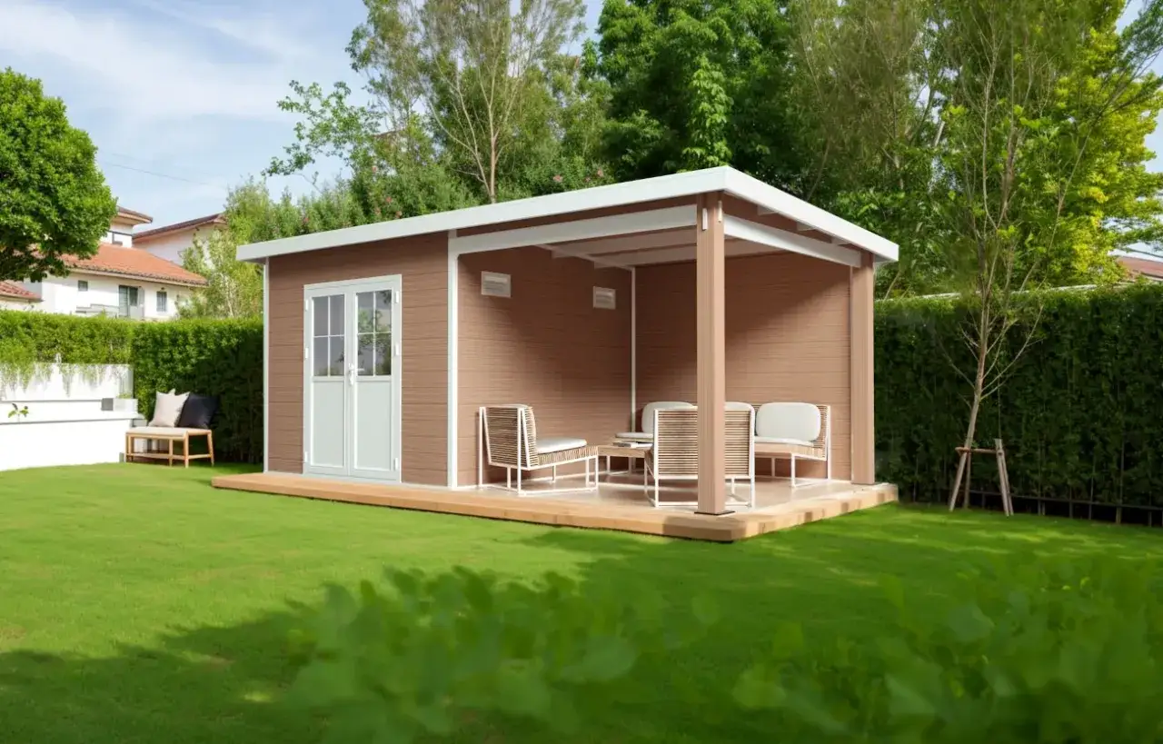 Modernes Gartenhaus mit Holzverkleidung und überdachter Terrasse. Gemütliche Sitzgelegenheiten laden zum Verweilen ein.