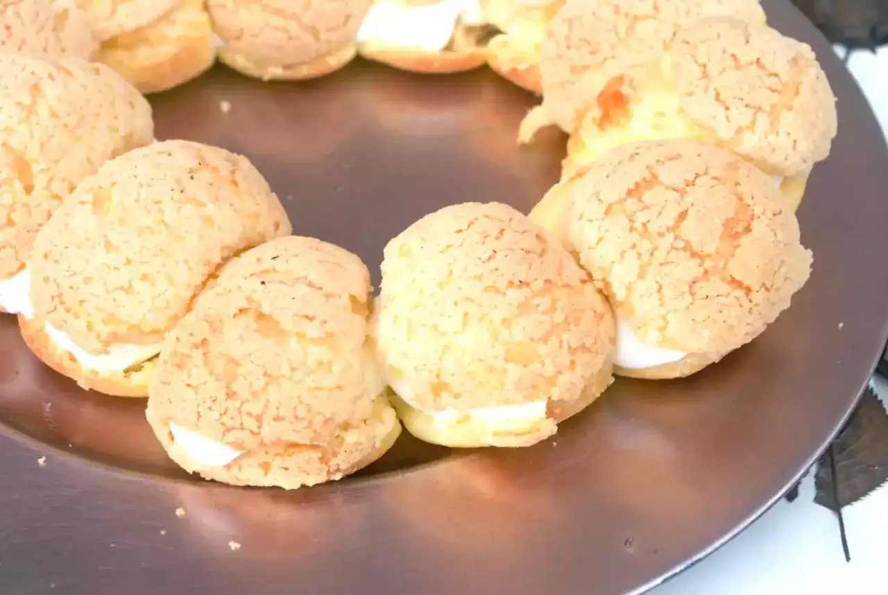Un Paris-Brest, rond et gourmand, garni de cr&egrave;me onctueuse, pr&ecirc;t &agrave; &ecirc;tre d&eacute;gust&eacute;.