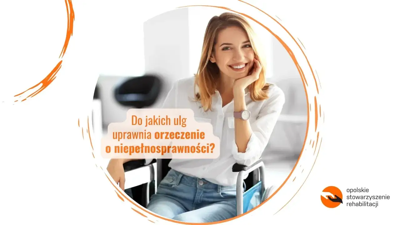 Uśmiechnięta kobieta na wózku inwalidzkim pyta: 