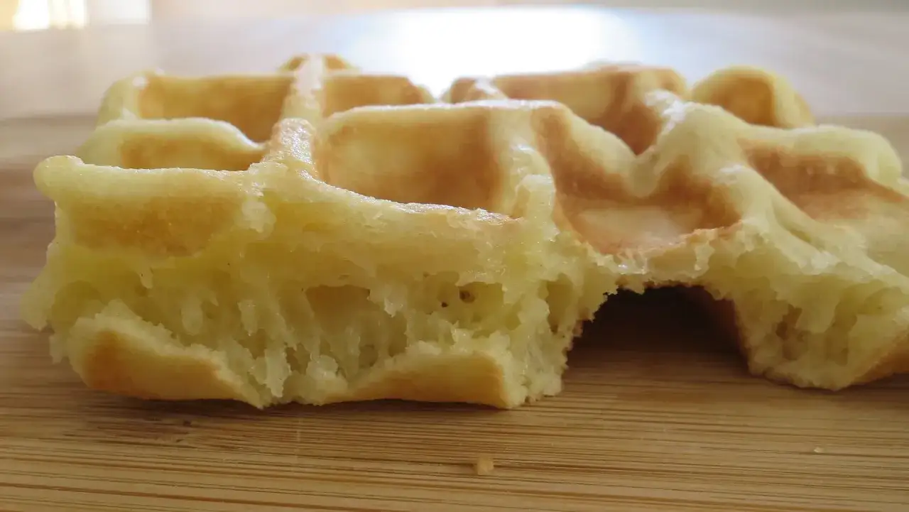 Ein goldbraunes Waffelst&uuml;ck mit luftiger Textur, perfekt nach einem einfachen waffelteig rezept.
