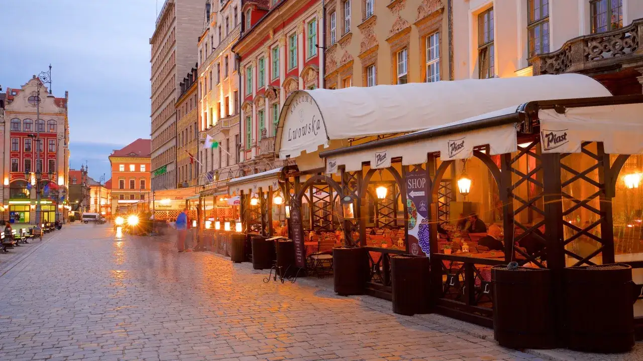 Wrocław restaurant with view of market square