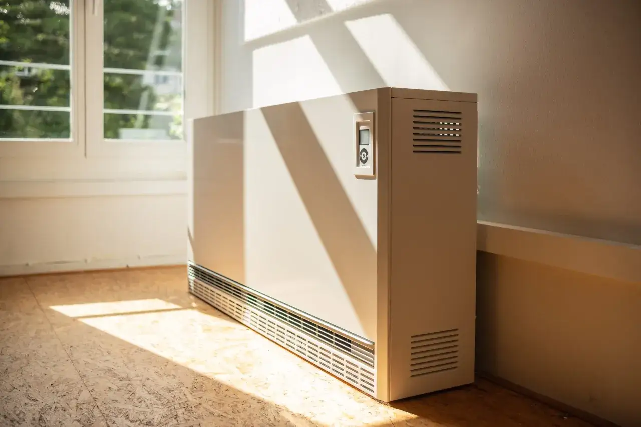 Moderner Heizkörper mit Display. Der Austausch von Nachtspeicherheizungen ist oft eine Pflicht für mehr Energieeffizienz.