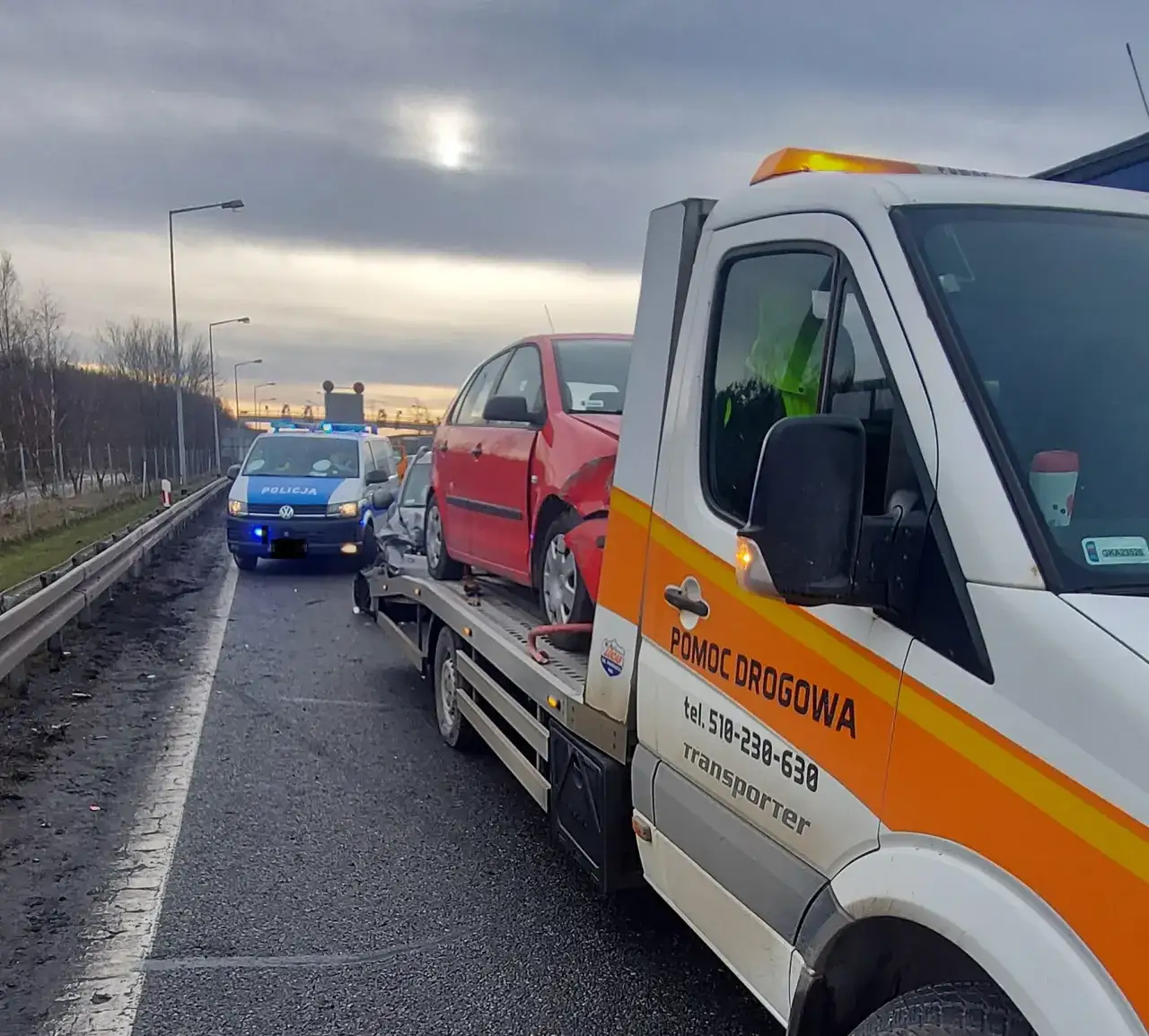 pojazd pomocy drogowej na autostradzie