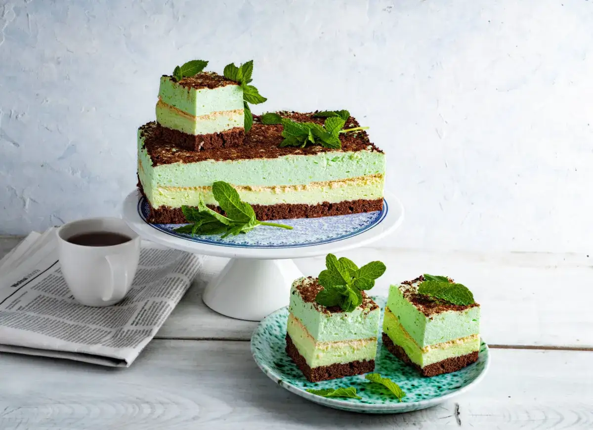 Wyśmienite ciasto miętowe z mascarpone, udekorowane świeżą miętą i czekoladową posypką. Idealne na deser.