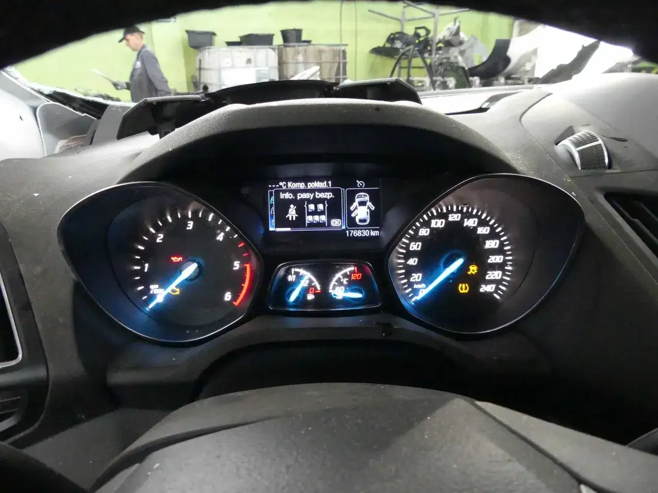 Ford Kuga: kontrolka ciśnienia w oponach świeci się, a na wyświetlaczu pojawia się komunikat 
