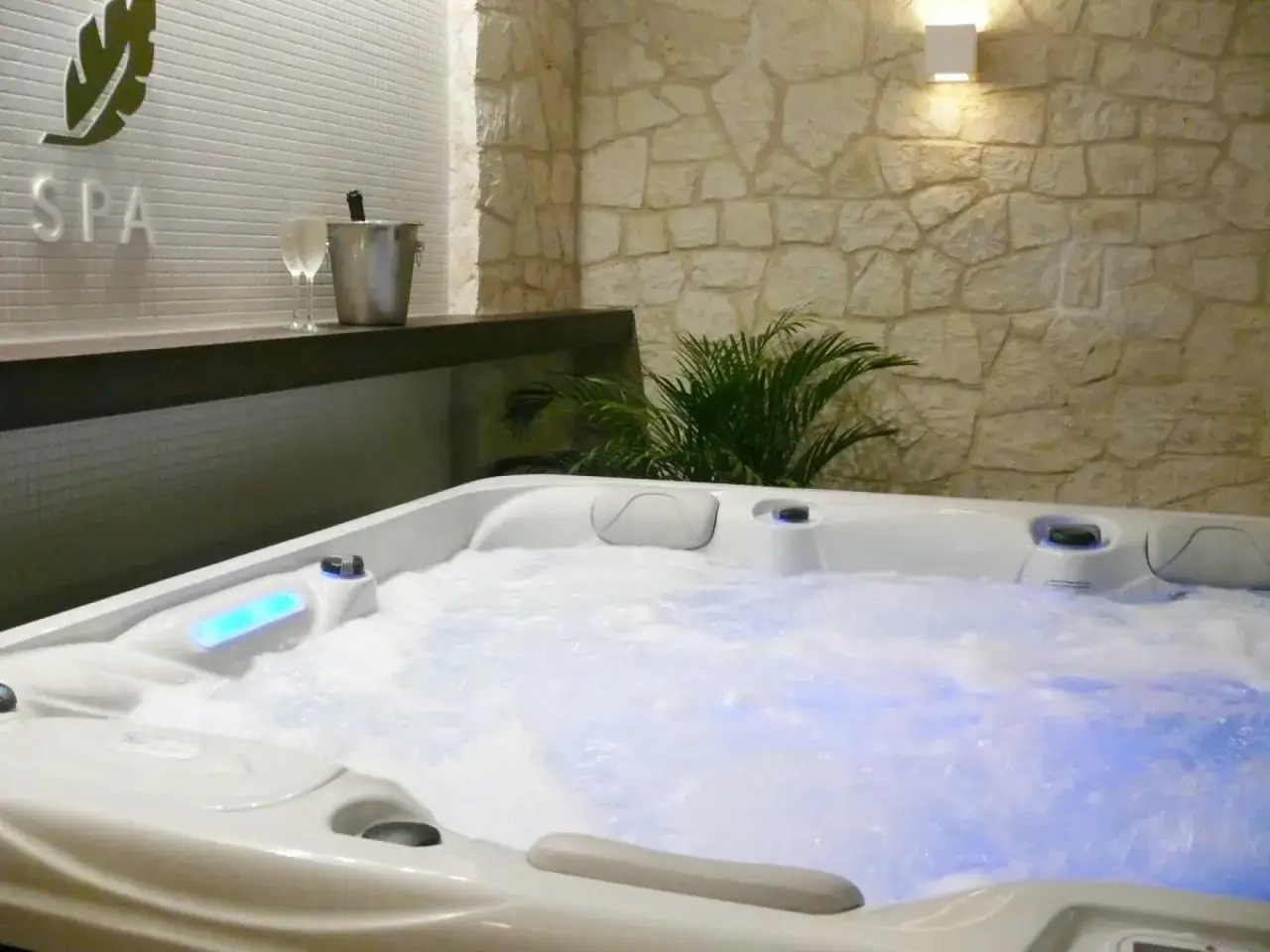 Relaks w jacuzzi z szampanem, idealny na romantyczny weekend w Kazimierzu Dolnym dla dwojga.