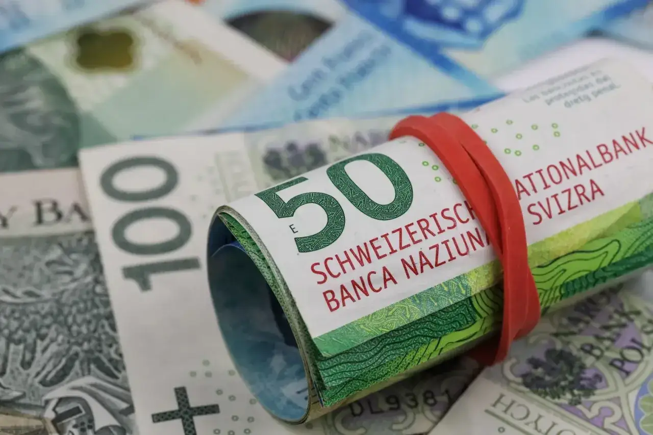 Zwijane franki szwajcarskie i polskie złotówki. Wyrok TSUE w sprawie kredytów frankowych może wpłynąć na wartość tych walut.