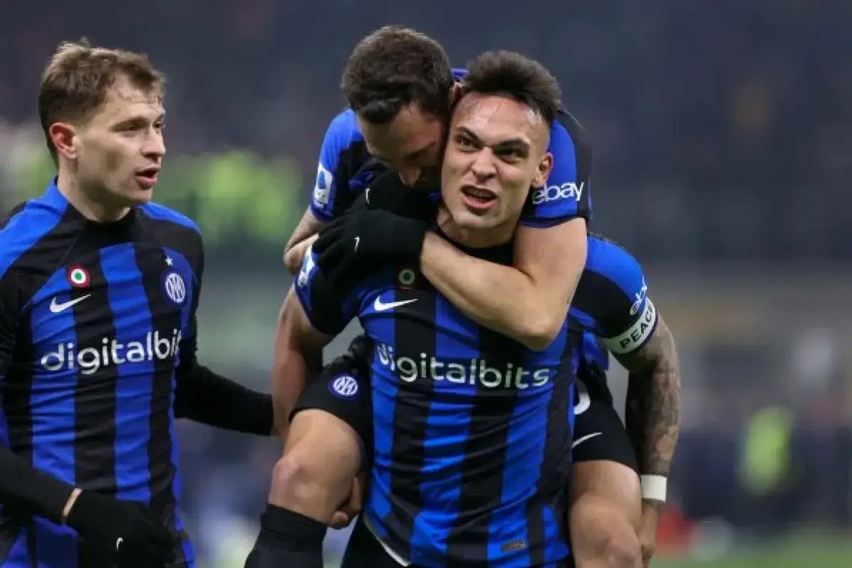 Piłkarze Interu Mediolan świętują bramkę. Ich zwycięstwo nad Genoa CFC poprawia ich pozycję w rankingach.