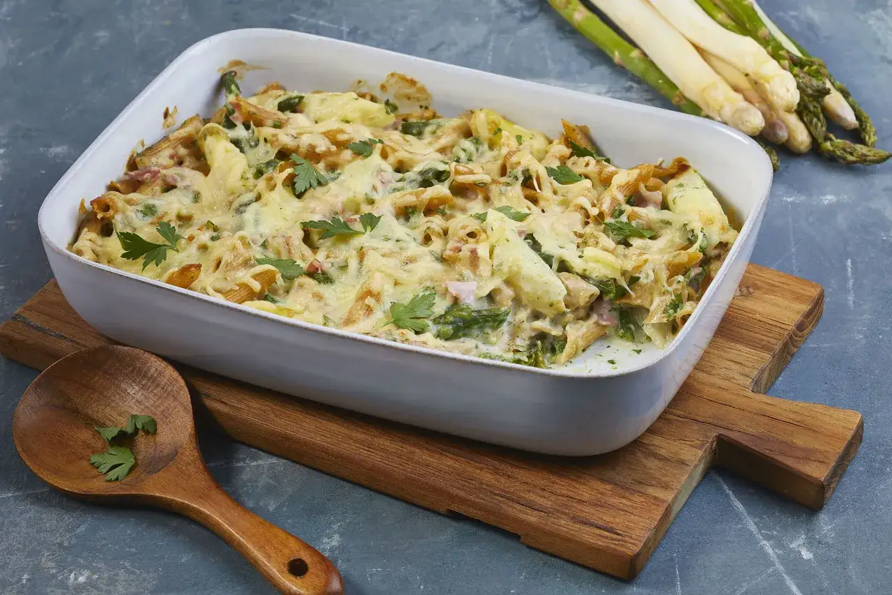 Herzhafte Nudelauflauf mit Spargel und Schinken, &uuml;berbacken mit K&auml;se. Spargel kochen wie lange? Hier ist die Antwort im Auflauf!