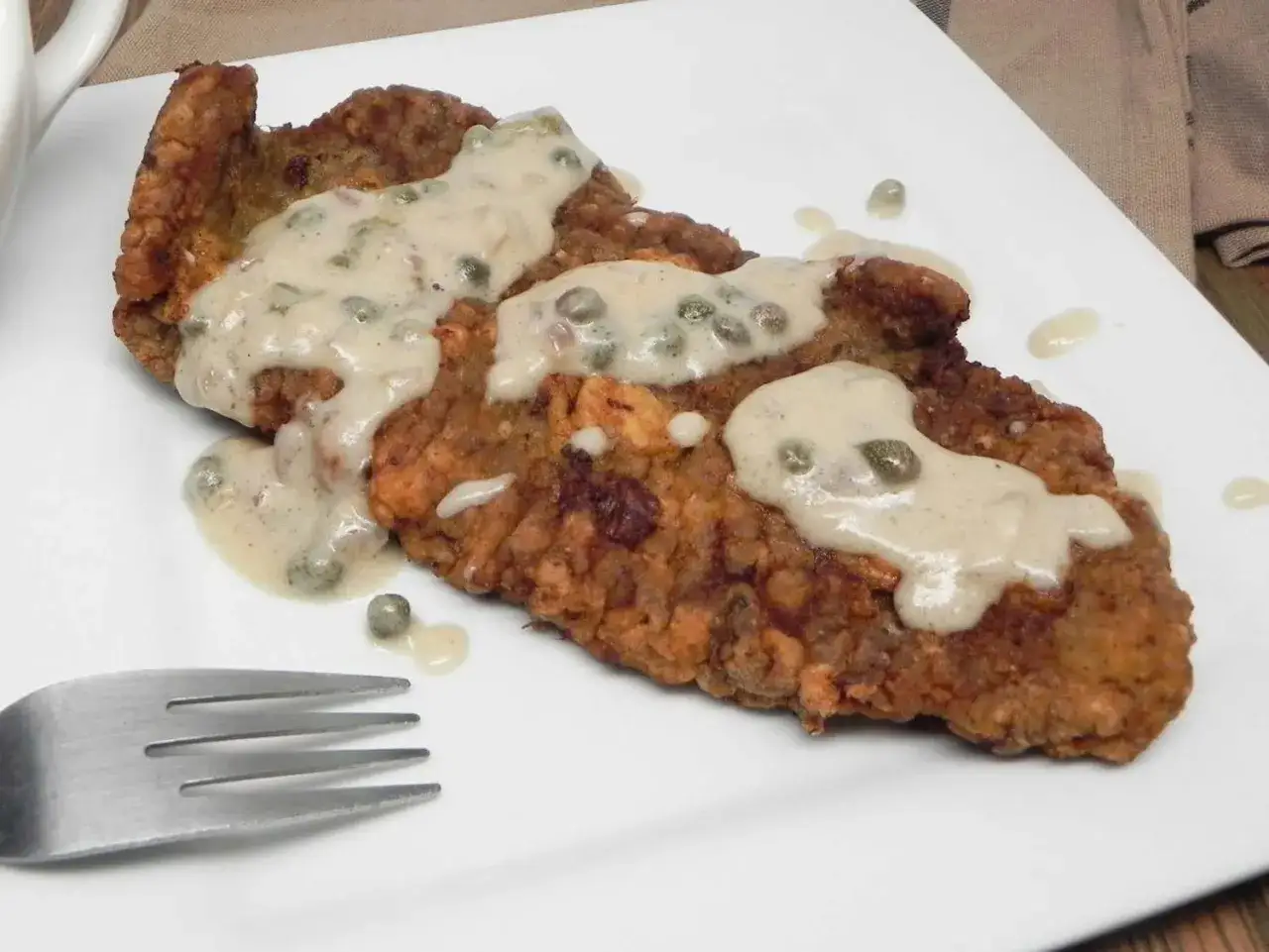 Steak minute med kr&auml;mig s&aring;s och kapris. En klassiker som &auml;r redo att avnjutas.