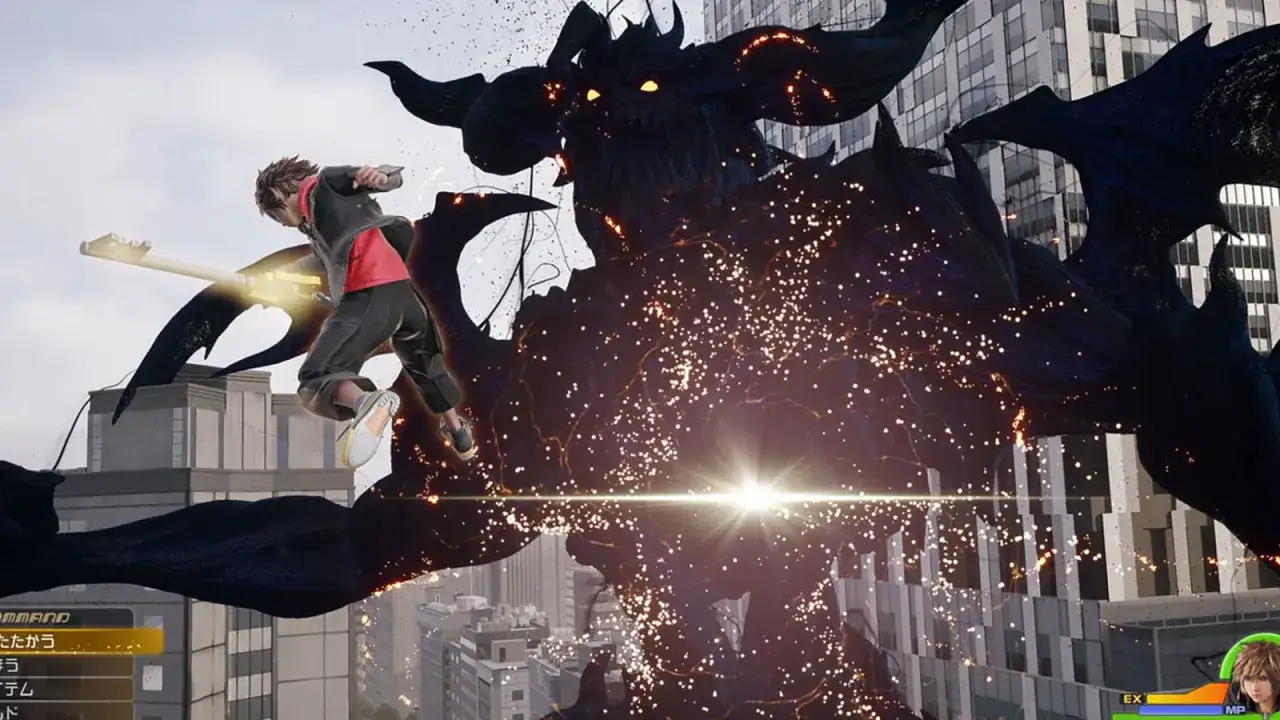 Sora salta con su Llave Espada contra un demonio gigante en una ciudad, anticipando la acción de Kingdom Hearts 4.