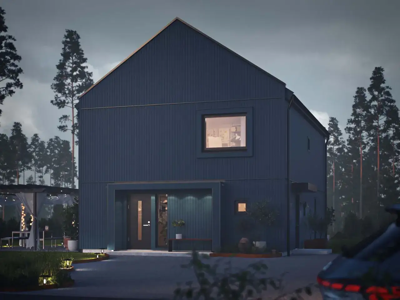 Mörkt blått hus med utbyggnad på kortsidan, omgivet av träd. En bil står parkerad på uppfarten.