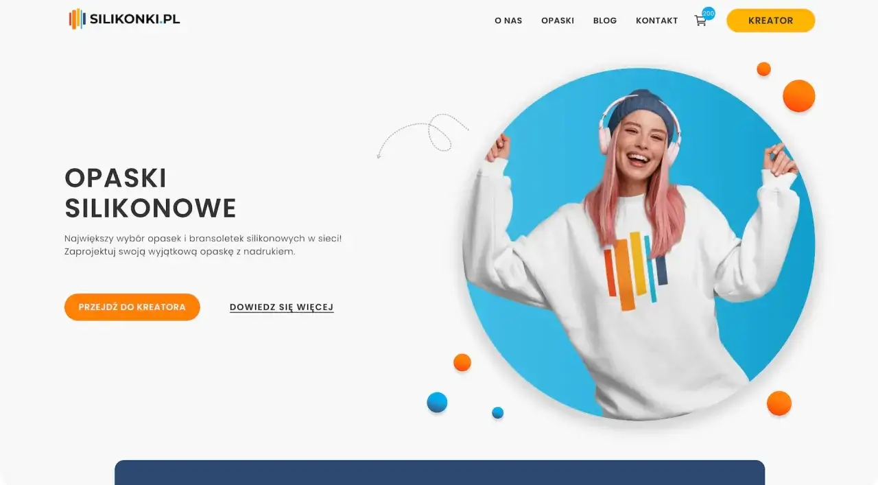 Uśmiechnięta dziewczyna w słuchawkach prezentuje personalizację produktu – wyjątkową opaskę z nadrukiem.