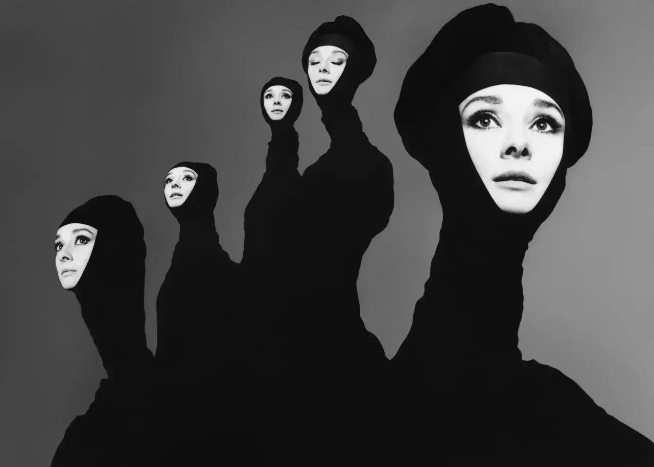Pięć twarzy w czarnych kapturach, jak z obraz&oacute;w znanych fotograf&oacute;w. Surrealistyczna kompozycja, gra światła i cienia.