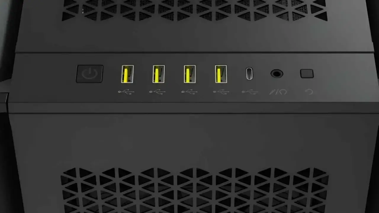 Panneau avant d'un boîtier d'ordinateur avec un bouton d'alimentation, cinq ports USB dont un port USB jaune, une prise jack et un bouton de réinitialisation.