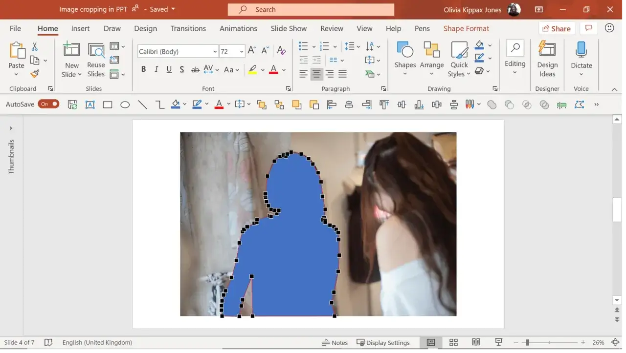 Niestandardowe przycinanie zdjęć w programie PowerPoint: zaznaczony niebieski kształt sylwetki kobiety, gotowy do edycji.