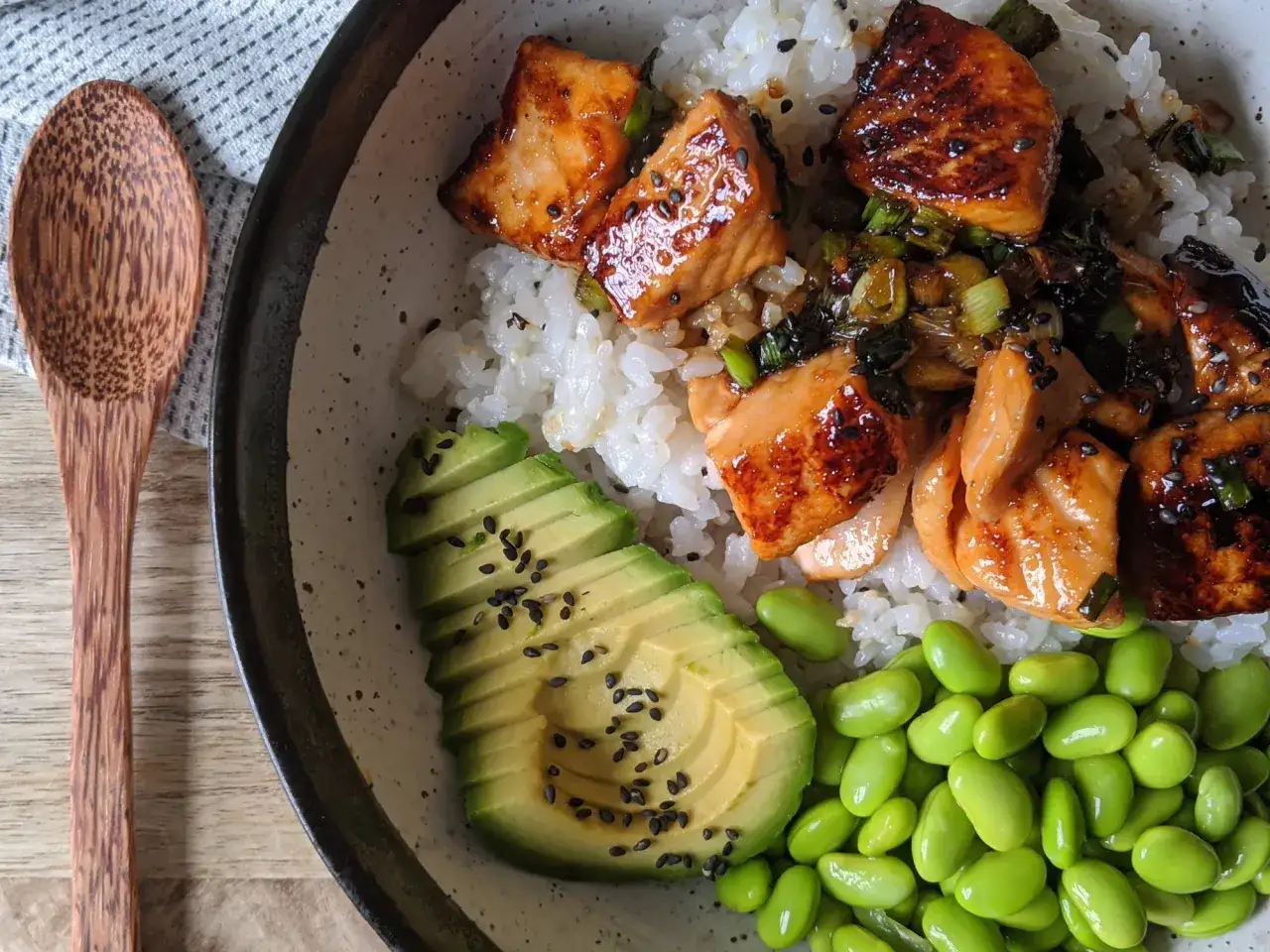 Miseczka z ryżem, łososiem w sosie, awokado i edamame. Czy sushi jest zdrowe? Ten bowl z pewnością tak!