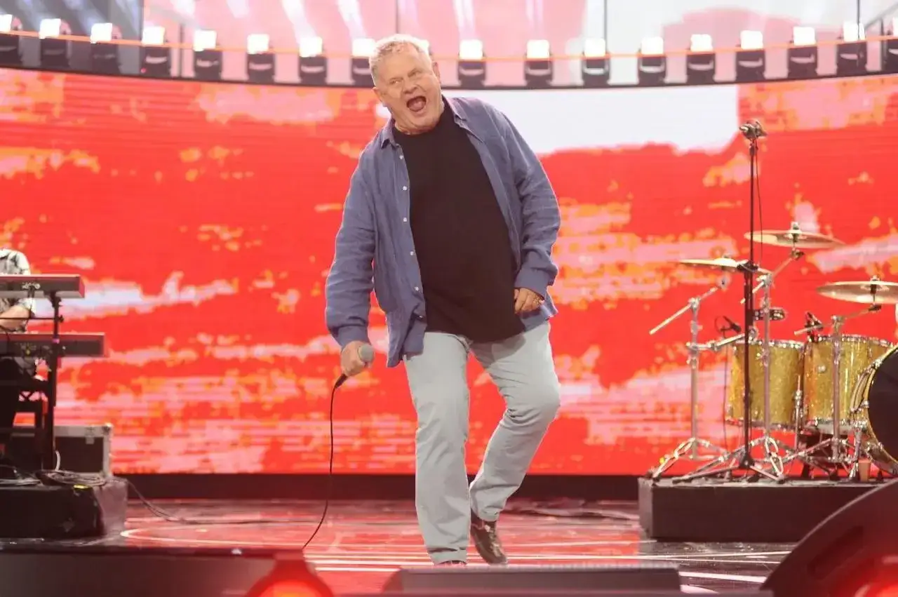 Kultowy Kazik Staszewski śpiewa na scenie. Tekst piosenki