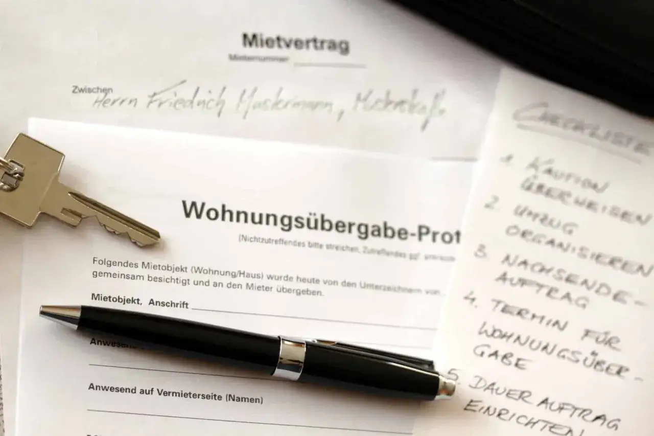 Mietvertrag unterschreiben: Schl&uuml;ssel, Stift und Checkliste f&uuml;r Wohnungs&uuml;bergabe. Was beachten?