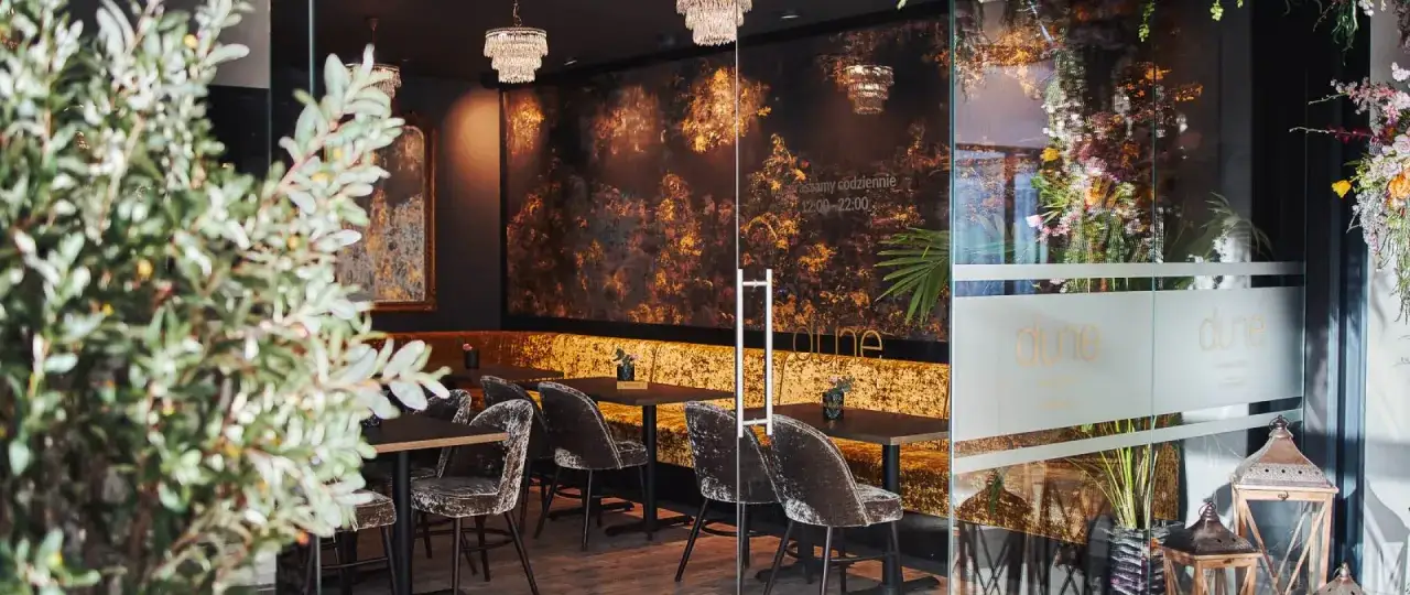 Eleganckie wnętrze restauracji Dune w Mielnie. Szukasz miejsca, gdzie zjeść w Mielnie? To idealna propozycja.