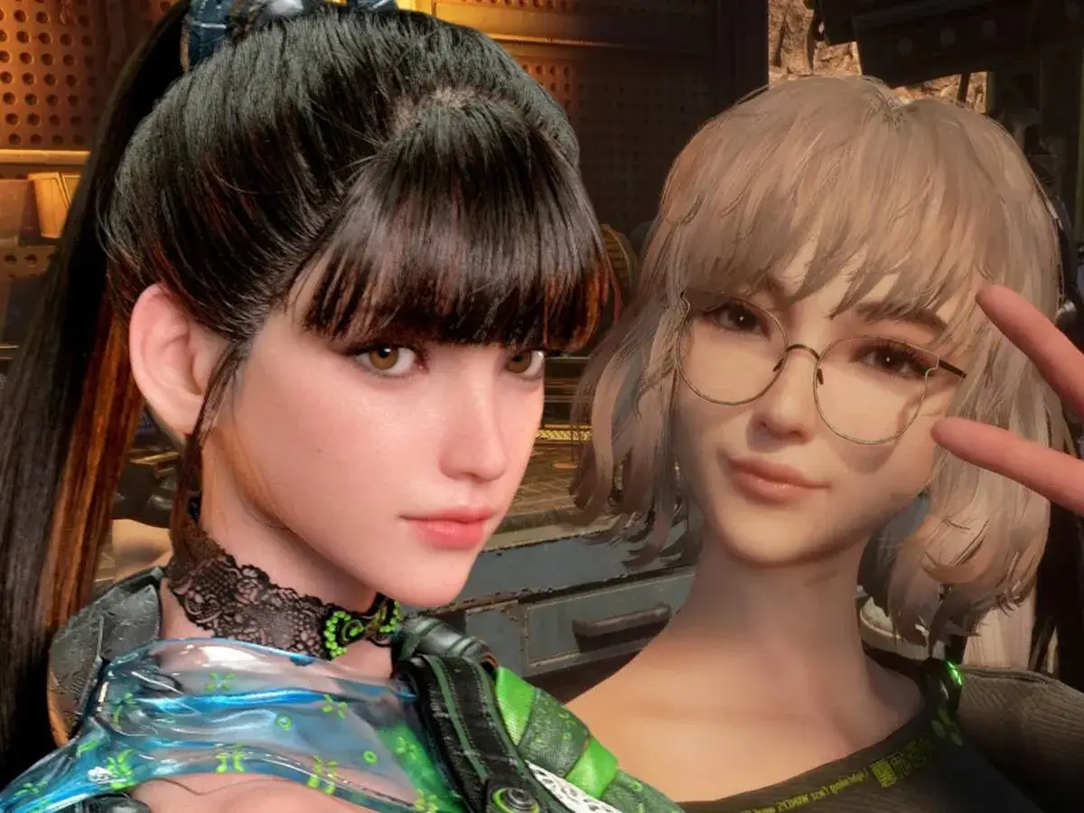 Dos amigas de Stellar Blade 2 se toman una selfie, una con coleta y la otra con gafas.